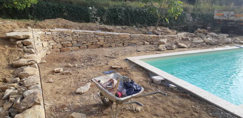 Création d' un muret en pierres sèches cotés piscine  à Ollioules dans le var prés de Toulon