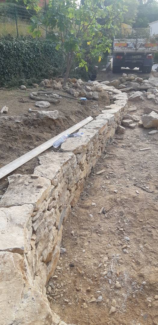 Petit muret en pierres sèches réaliser prés d' une piscine à Ollioules en région de Provence