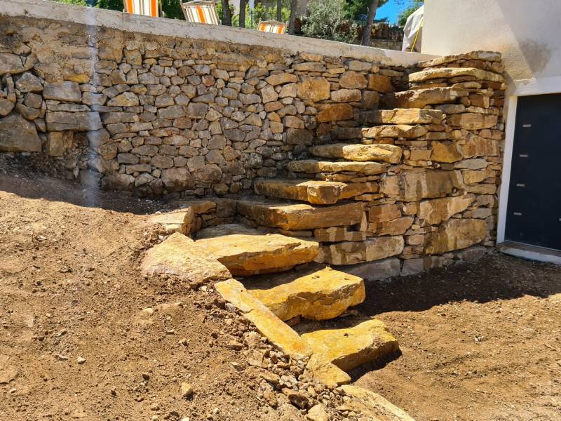 création d' un escalier en pierres plates sur Ollioules dans le var