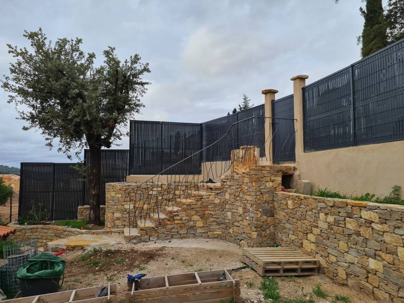 Création d' un escalier en pierres avec un muret pour jardinières sur Toulon dans le Var