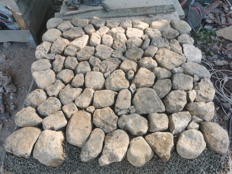 construction de plaques pour la réalisation d une calade en pierres de rivière 