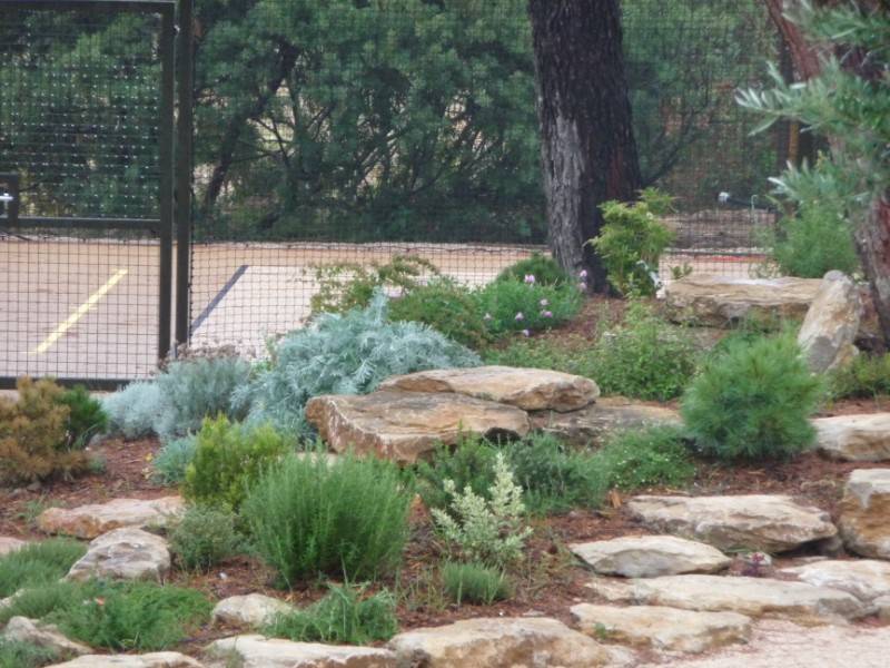 pierres deco dans les massifs de plantes sur la cadieres d' azure