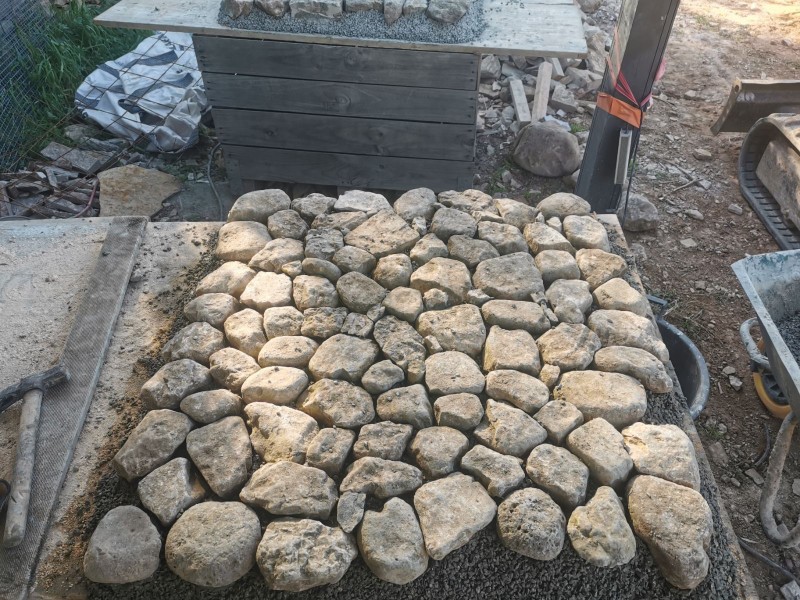 construction de plaques pour la réalisation d une calade en pierres de rivière 