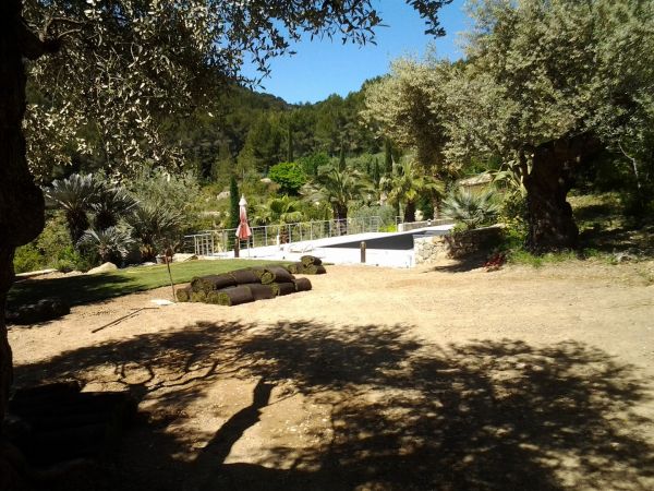 arrosage intégrés pour un gazon en plaques dan un jardin de Bandol