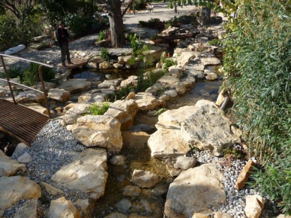 ruisseau et pierres sur la cadieres d' azur